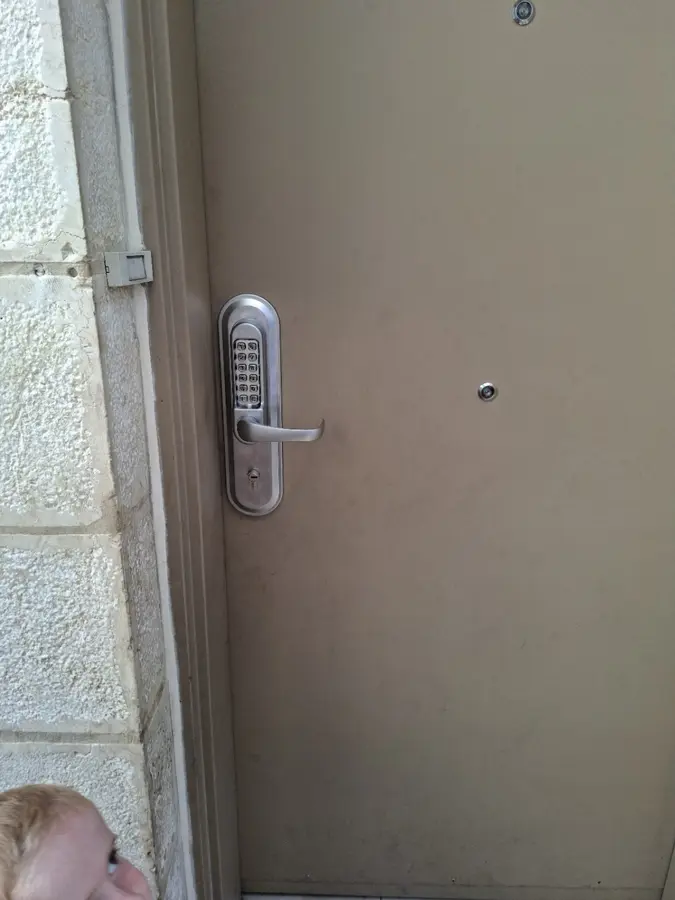 מנעול קוד עם ידית מובנית מותקן בדלת